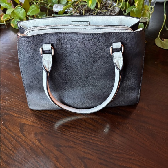Guess Two-Tone Black and White Purse - Picture 4 of 13